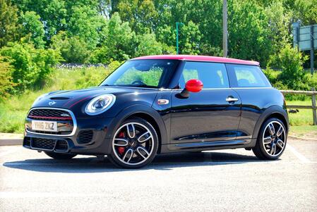 MINI HATCH 2.0 John Cooper Works Cooper S 3-Door - FSH - JCW Kit, Chili Pack, Media Pack XL - Black and Red