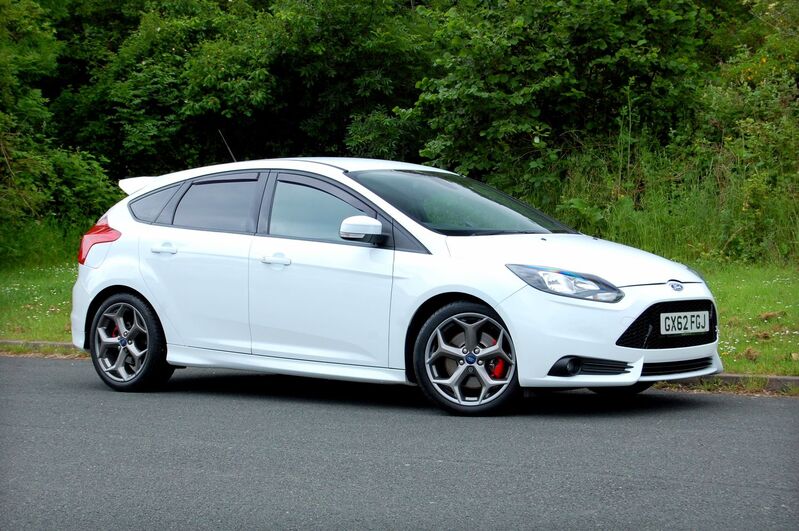 View FORD FOCUS ST-2 2.0 - Full Ford History - Style Pack, Grey Alloys, Privacy Glass - 3 Owners - White - SOLD