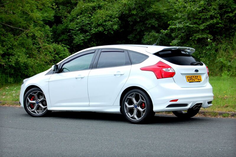 View FORD FOCUS ST-2 2.0 - Full Ford History - Style Pack, Grey Alloys, Privacy Glass - 3 Owners - White - SOLD